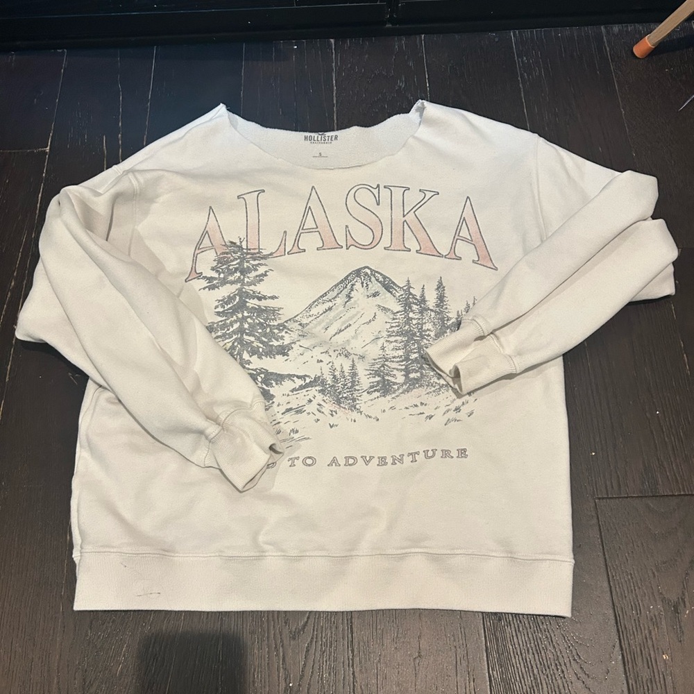 Hollister Cream Alaska Graphic Crewneck Sweater